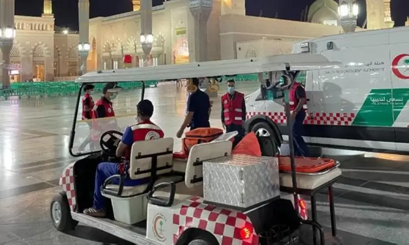 خلال 14 ثانية.. «الهلال الأحمر» ينقذ معتمرًا توقف قلبه في المسجد النبوي