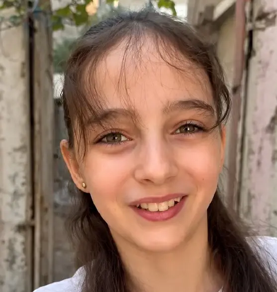 ابتسامة طفلة من غزة.. نسرين سكيك بين أفضل 8 صناع محتوى بالعالم