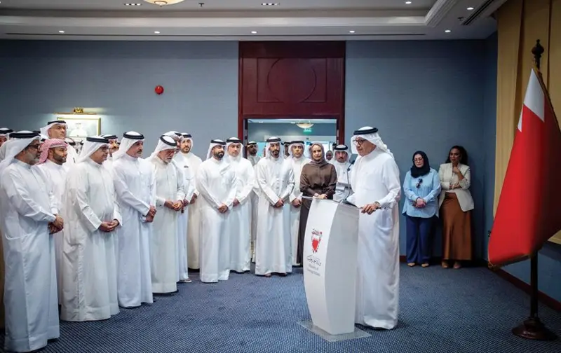 خلال لقائه منتسبي الوزارة ورؤساء البعثات.. وزير الخارجية: ماضون في أداء رسالتنا الدبلوماسية بروح «فريق البحرين»