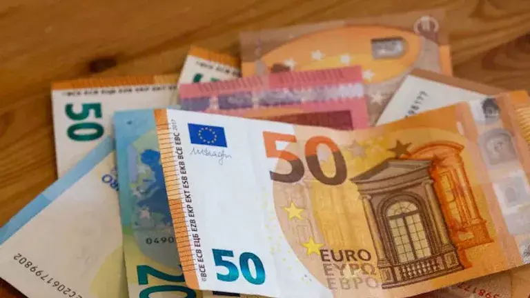 سعر اليورو يتخطى 61 جنيها خلال تعاملات اليوم الثلاثاء