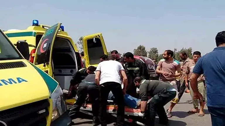 مصرع 13 وإصابة 18.. الصور الأولى لحادث طريق أسيوط الغربي المروع