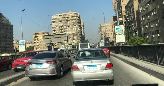 النشرة المرورية.. كثافات متحركة للسيارات بمحاور القاهرة والجيزة