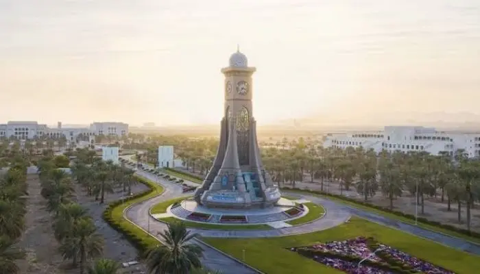 باحثون من جامعة السلطان قابوس يطوّرون أسطحاً دقيقة ونانويّة تقلل التصاق البكتيريا والطحالب المجهرية