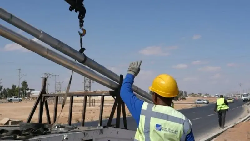 كهرباء اربد تنفذ أعمال إنارة لشارع حديقة المفرق الجديدة لتعزيز السلامة المرورية