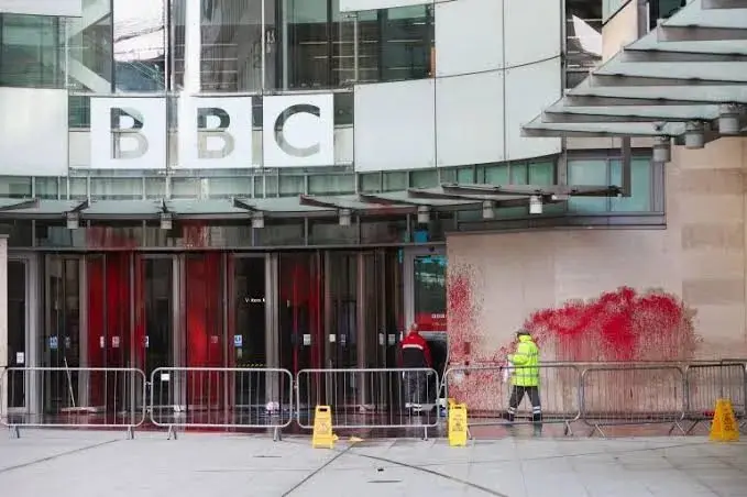 شهادة من داخل BBC: المؤسسة تتبنى الرواية الإسرائيلية وتتجنب وصف الإبادة