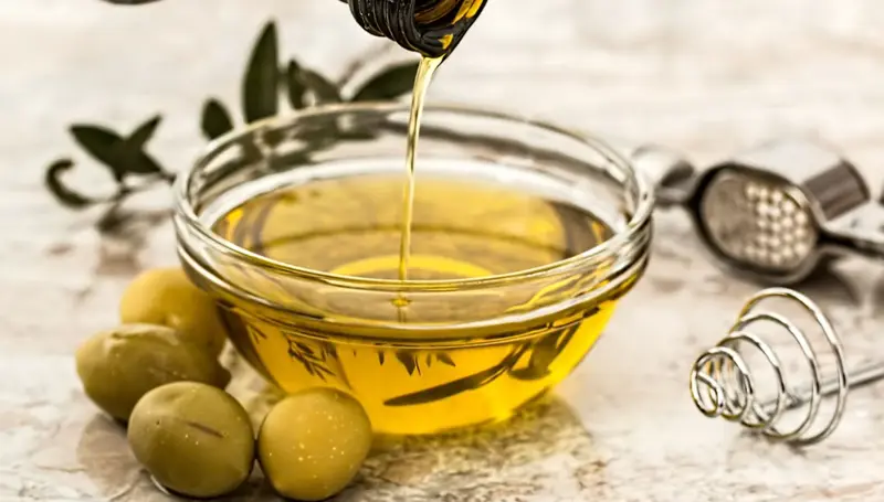 معركة الشرايين والجزيئات: لماذا تُعتبر الدهون غير المشبّعة خطّ الدفاع الأوّل؟