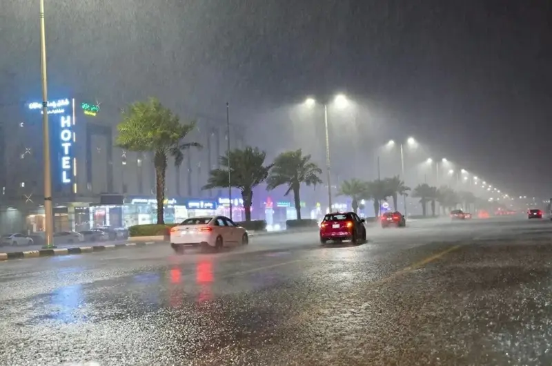 إنذار أحمر في مكة والجموم.. أمطار غزيرة وسيول حتى الـ8 مساءً