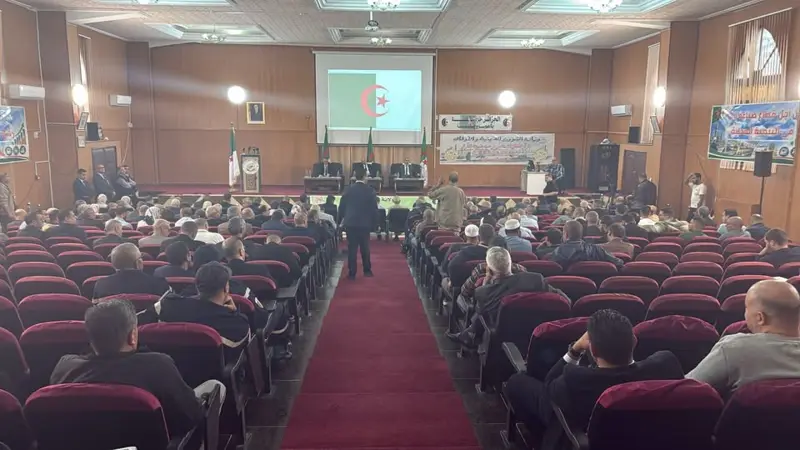 كورتل يختتم زيارته لأم البواقي بلقاء المتعاملين الاقتصاديين ويؤكد على أهمية المنصة الرقمية للعقار الصناعي