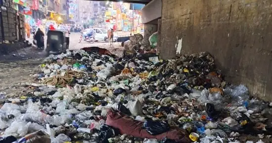 تراكم القمامة يحاصر «العزبة البيضاء» بالمرج والأهالي يطالبون برفع كفاءة النظافة