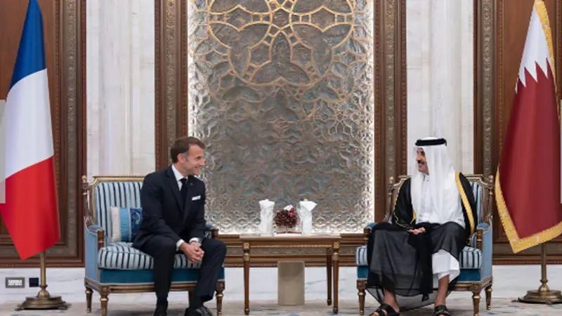 أمير قطر يستقبل الرئيس الفرنسي ويستعرضان علاقات التعاون