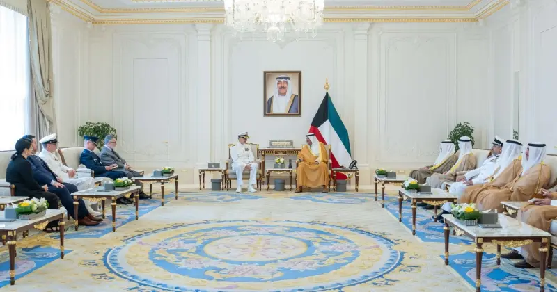 سمو ولي العهد يستقبل نائب الأدميرال قائد القيادة المركزية للقوات البحرية الأميركية والأسطول الخامس