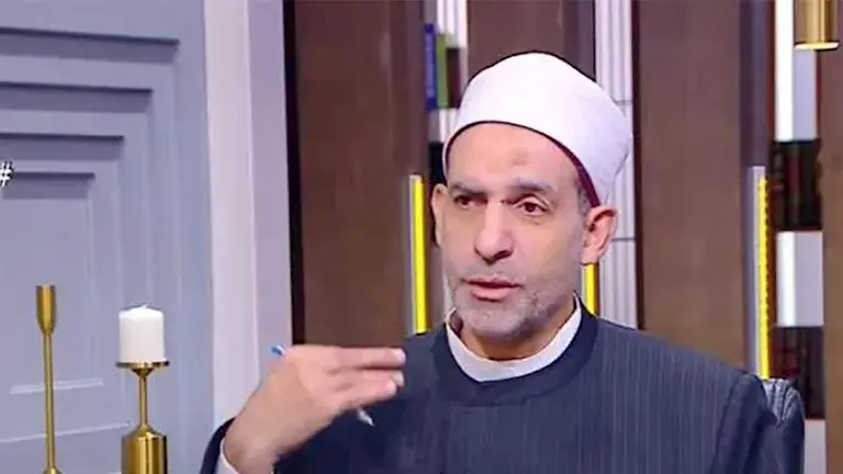 ما حكم إعطاء الزوجة أهلها من مال البيت دون علم زوجها؟.. أمين الفتوى يجيب