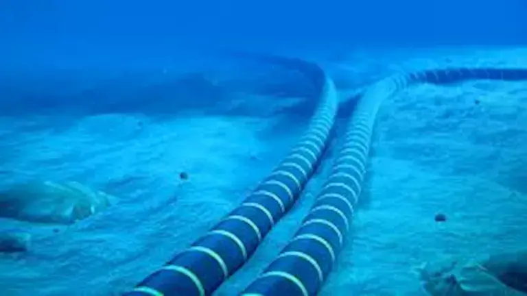 ماذا يحدث للإنترنت عالميا حال استهداف كابلات مضيق هرمز؟