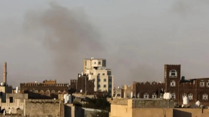 دوي انفجارات يهز صنعاء.. أنباء عن استهداف محطة الصباحة النفطية