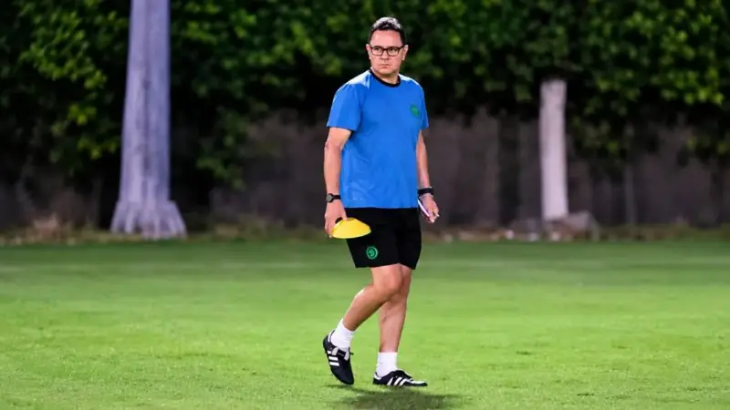 الزمالك ينفي ترشيح المغربي بن هاشم لخلافة مدربه
