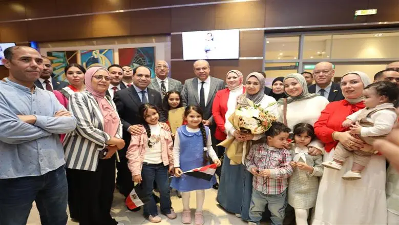وزير الطيران المدني يستقبل ميار عثمان بطلة تحدي القراءة العربي بمطار القاهرة الدولي