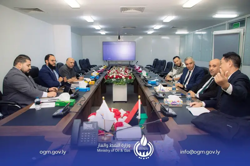 ممثلو وزارة النفط والغاز بحكومة الوحدة الوطنية يبحثون خلال اجتماع تمهيدي، مع ممث - اخبار ليبيا