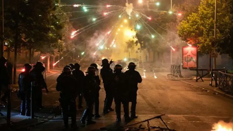 رئيس وزراء فرنسا يطلب فرض حظر تجول في مناطق عدة