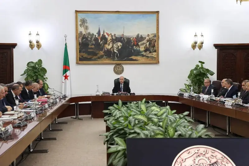 الرئيس تبون يأمر بتسريع تزويد 3 ولايات بالمياه المحلاة والتشديد على مراقبة رخص حفر الآبار