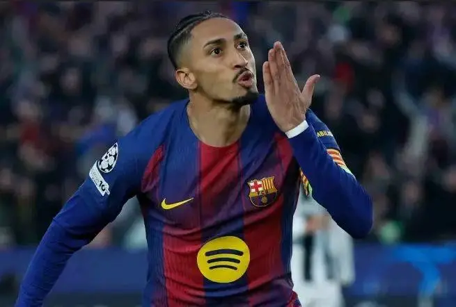 تقرير: رافينيا يقود هجوم برشلونة أمام باريس سان جيرمان