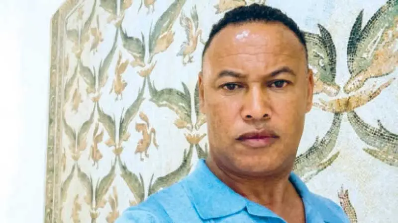 قصة نجاح: ماجد عشّاش (فنّان تّشكيلي) من «خربشات» على طاولة القسم .. إلى ابداعات فنية
