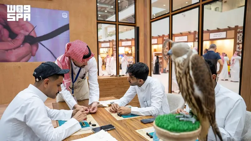 معهد وِرث يعرّف زوار معرض الصقور والصيد بالفنون التقليدية السعودية