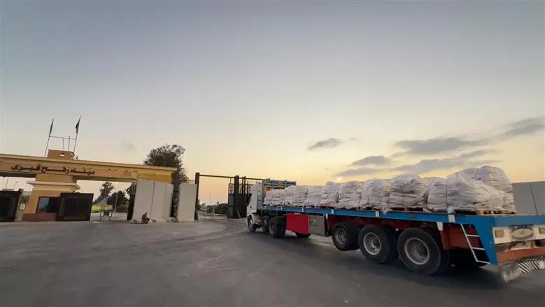 الهلال الأحمر المصري يدفع بقافلة «زاد العزة» الـ301 بحمولة تتجاوز 3 آلاف طن من المساعدات