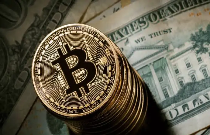 بيتكوين في مواجهة الذهب والدولار.. هل أصبحت ملاذًا آمنًا لحماية الثروة؟