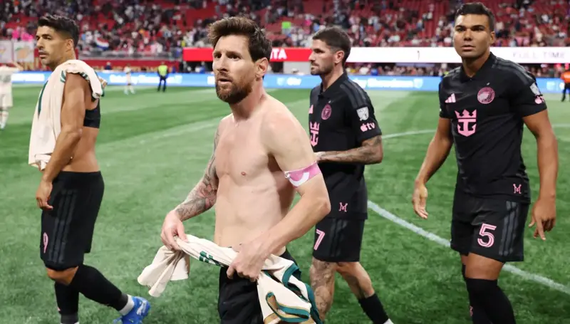 مشهد غريب في باريس... مقتنيات ميسي الثمينة تظهر بأيدي المتظاهرين