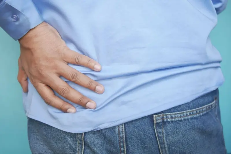 ألم أسفل الظهر بعد الجلوس طويلاً... 6 حلول من دون أدوية