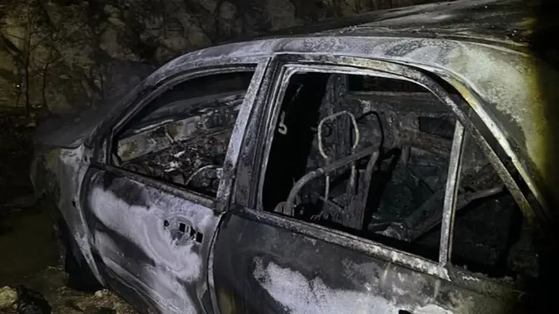 مستوطنون يحرقون مسجدا ومركبة وأشجار زيتون في مخماس الفلسطينية