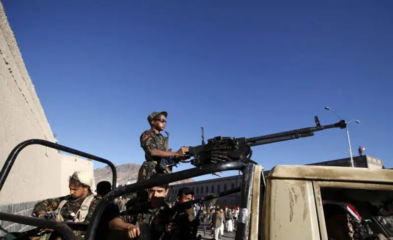 بدعم جوي من التحالف.. القوات الحكومية اليمنية تعزز مواقعها على الساحل الغربي