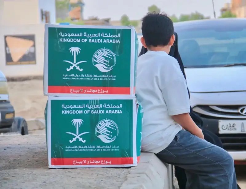 عدن ولحج.. 'الملك سلمان للإغاثة' يواصل توزع المساعدات الغذائية في اليمن