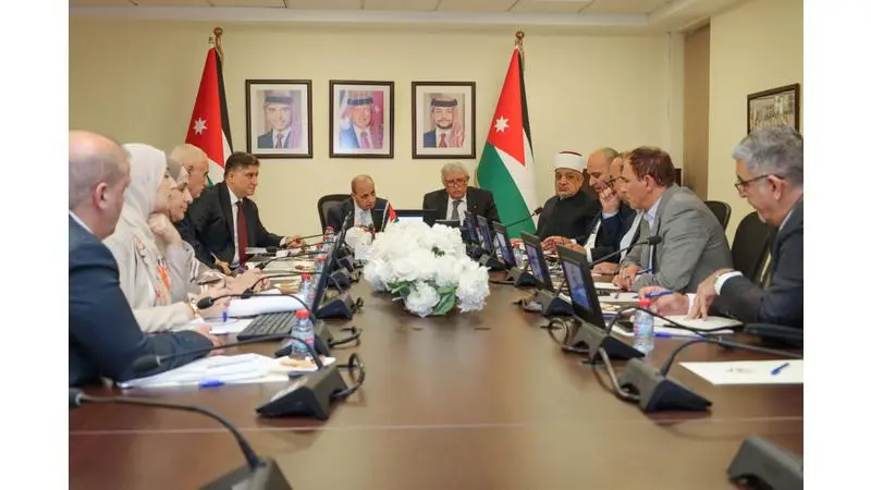 الحكومة تبحث تطوير الربط بين مطاري الملكة علياء وعمّان وتخفيف الازدحامات بين العاصمة والمحافظات